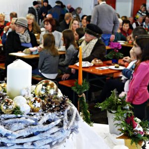 Zuschauer der Tanzgruppe auf Adventsmarkt